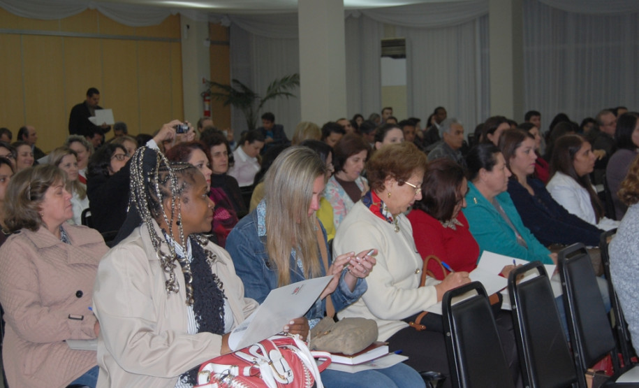 A Secretaria de Estado da Educação iniciou as atividades, nessa segunda-feira (2), em Foz do Iguaçu, do Simpósio da Formação das Equipes Pedagógicas para Atuarem nas Escolas da Educação Profissional. O evento promove uma maior integração entre cerca de 300 pedagogos e coordenadores de cursos de escolas que ofertam curso de técnicos de 16 núcleos regionais de educação.