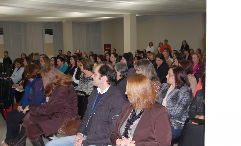 A Secretaria de Estado da Educação iniciou as atividades, nessa segunda-feira (2), em Foz do Iguaçu, do Simpósio da Formação das Equipes Pedagógicas para Atuarem nas Escolas da Educação Profissional. O evento promove uma maior integração entre cerca de 300 pedagogos e coordenadores de cursos de escolas que ofertam curso de técnicos de 16 núcleos regionais de educação.