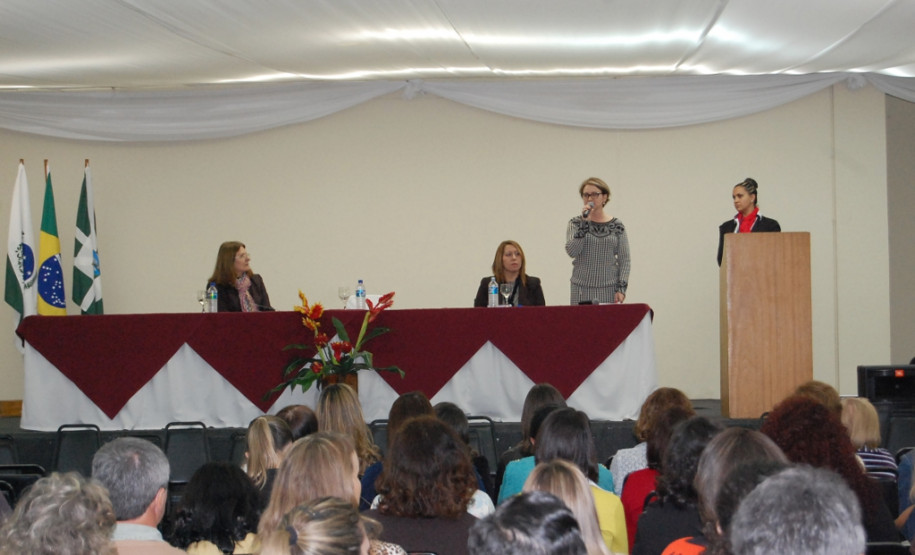 A Secretaria de Estado da Educação iniciou as atividades, nessa segunda-feira (2), em Foz do Iguaçu, do Simpósio da Formação das Equipes Pedagógicas para Atuarem nas Escolas da Educação Profissional. O evento promove uma maior integração entre cerca de 300 pedagogos e coordenadores de cursos de escolas que ofertam curso de técnicos de 16 núcleos regionais de educação.