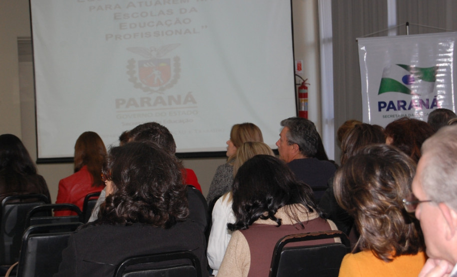 A Secretaria de Estado da Educação iniciou as atividades, nessa segunda-feira (2), em Foz do Iguaçu, do Simpósio da Formação das Equipes Pedagógicas para Atuarem nas Escolas da Educação Profissional. O evento promove uma maior integração entre cerca de 300 pedagogos e coordenadores de cursos de escolas que ofertam curso de técnicos de 16 núcleos regionais de educação.