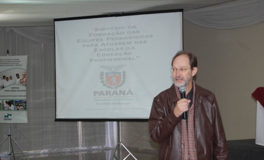 A Secretaria de Estado da Educação iniciou as atividades, nessa segunda-feira (2), em Foz do Iguaçu, do Simpósio da Formação das Equipes Pedagógicas para Atuarem nas Escolas da Educação Profissional. O evento promove uma maior integração entre cerca de 300 pedagogos e coordenadores de cursos de escolas que ofertam curso de técnicos de 16 núcleos regionais de educação.