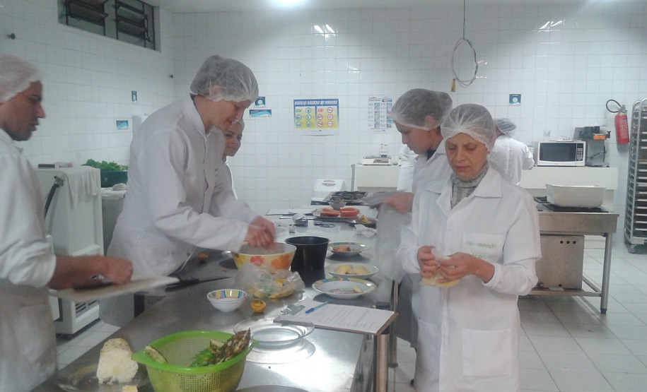 Curso Técnico em Nutrição e Dietética forma profissionais que trabalham com transporte, armazenamento, seleção e preparo de alimentos.