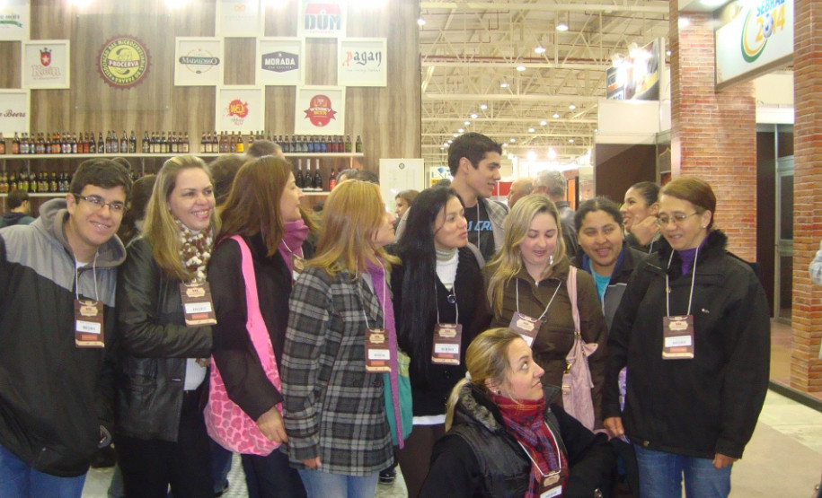 Curso Técnico em Nutrição e Dietética forma profissionais que trabalham com transporte, armazenamento, seleção e preparo de alimentos. Na foto, alunos do curso participam de evento sobre alimentação.