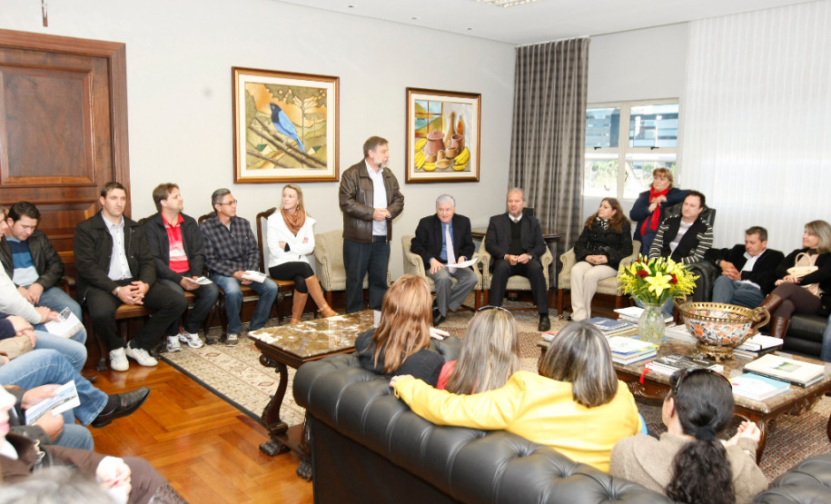 de Laranjeiras do Sul, região Centro-Sul do Paraná, conheceram o Palácio Iguaçu e a Assembleia Legislativa do Paraná na manhã desta terça-feira (3). O grupo formado por 28 diretores foi recebido pelo governador Beto Richa, pelo vice-governador Flávio Arns, pelo secretário da Educação, Paulo Schmidt, e pelo presidente da Assembleia, deputado Valdir Rossoni.. 03-06-14.