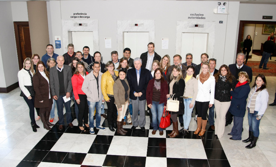 de Laranjeiras do Sul, região Centro-Sul do Paraná, conheceram o Palácio Iguaçu e a Assembleia Legislativa do Paraná na manhã desta terça-feira (3). O grupo formado por 28 diretores foi recebido pelo governador Beto Richa, pelo vice-governador Flávio Arns, pelo secretário da Educação, Paulo Schmidt, e pelo presidente da Assembleia, deputado Valdir Rossoni.. 03-06-14.