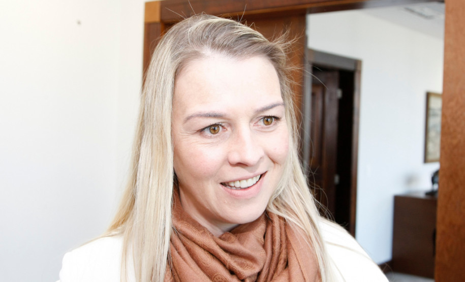 de Laranjeiras do Sul, região Centro-Sul do Paraná, conheceram o Palácio Iguaçu e a Assembleia Legislativa do Paraná na manhã desta terça-feira (3). O grupo formado por 28 diretores foi recebido pelo governador Beto Richa, pelo vice-governador Flávio Arns, pelo secretário da Educação, Paulo Schmidt, e pelo presidente da Assembleia, deputado Valdir Rossoni.. 03-06-14.