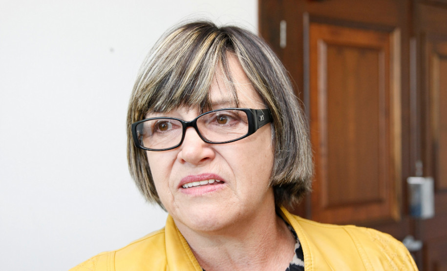 de Laranjeiras do Sul, região Centro-Sul do Paraná, conheceram o Palácio Iguaçu e a Assembleia Legislativa do Paraná na manhã desta terça-feira (3). O grupo formado por 28 diretores foi recebido pelo governador Beto Richa, pelo vice-governador Flávio Arns, pelo secretário da Educação, Paulo Schmidt, e pelo presidente da Assembleia, deputado Valdir Rossoni.. 03-06-14.