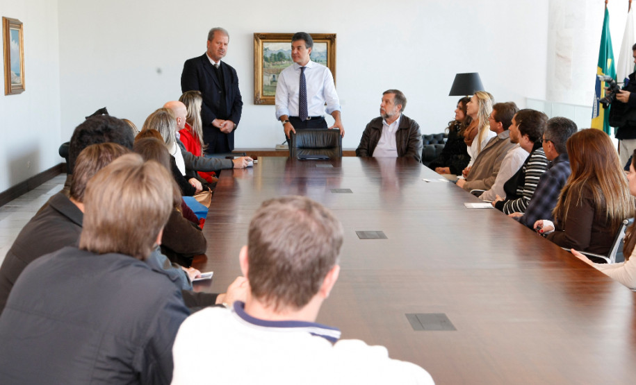 de Laranjeiras do Sul, região Centro-Sul do Paraná, conheceram o Palácio Iguaçu e a Assembleia Legislativa do Paraná na manhã desta terça-feira (3). O grupo formado por 28 diretores foi recebido pelo governador Beto Richa, pelo vice-governador Flávio Arns, pelo secretário da Educação, Paulo Schmidt, e pelo presidente da Assembleia, deputado Valdir Rossoni.. 03-06-14.