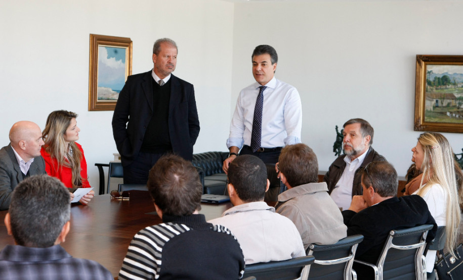 de Laranjeiras do Sul, região Centro-Sul do Paraná, conheceram o Palácio Iguaçu e a Assembleia Legislativa do Paraná na manhã desta terça-feira (3). O grupo formado por 28 diretores foi recebido pelo governador Beto Richa, pelo vice-governador Flávio Arns, pelo secretário da Educação, Paulo Schmidt, e pelo presidente da Assembleia, deputado Valdir Rossoni.. 03-06-14.