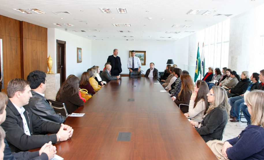 Diretores de escolas do Núcleo Regional de Educação de Laranjeiras do Sul, região Centro-Sul do Paraná, conheceram o Palácio Iguaçu e a Assembleia Legislativa do Paraná na manhã desta terça-feira (3). O grupo formado por 28 diretores foi recebido pelo governador Beto Richa, pelo vice-governador Flávio Arns, pelo secretário da Educação, Paulo Schmidt, e pelo presidente da Assembleia, deputado Valdir Rossoni.. 03-06-14.