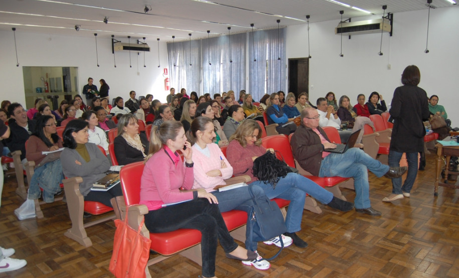 Proposta busca melhorar trabalho de professores e pedagogos de escolas da região para garantir atendimento adequado a alunos deficientes.