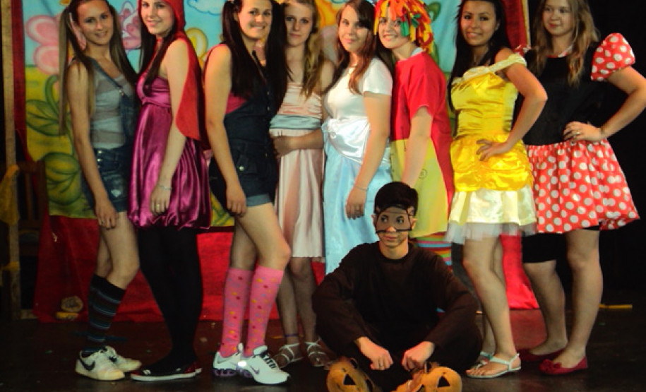 Alunos do curso de Formação de Docentes encenam peças teatrais e musicais infantis para mais de mil alunos da educação infantil e ensino fundamental.