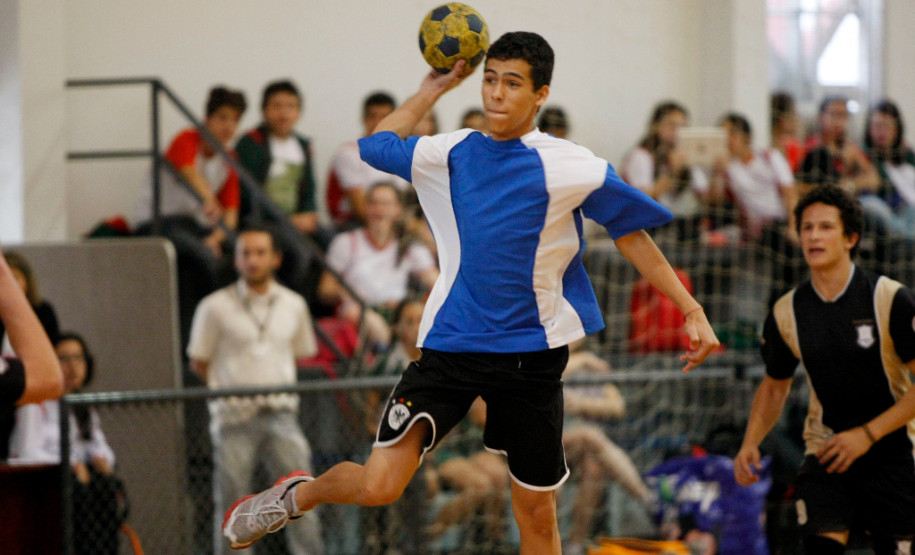 Macrorregional dos Jogos Escolares começa hoje Nova fase dos Jogos Escolares do Paraná (JEPs) tem início nesta quarta-feira (4) em oito cidades. São esperados 15 mil alunos. Na foto, JEPS de 2013.