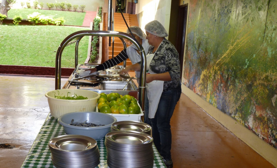 Parece um restaurante, mas é a merenda escolar do Colégio Estadual Presidente Castelo Branco, de Toledo, que agora é servida num buffet térmico. A novidade é fruto de uma parceria firmada entre o Núcleo Regional de Educação de Toledo e a Associação de Pais, Mestres e Funcionários (APMF) do colégio.