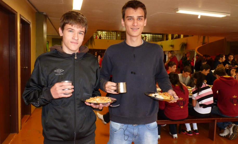 Parece um restaurante, mas é a merenda escolar do Colégio Estadual Presidente Castelo Branco, de Toledo, que agora é servida num buffet térmico. A novidade é fruto de uma parceria firmada entre o Núcleo Regional de Educação de Toledo e a Associação de Pais, Mestres e Funcionários (APMF) do colégio.