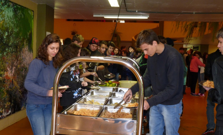 Parece um restaurante, mas é a merenda escolar do Colégio Estadual Presidente Castelo Branco, de Toledo, que agora é servida num buffet térmico. A novidade é fruto de uma parceria firmada entre o Núcleo Regional de Educação de Toledo e a Associação de Pais, Mestres e Funcionários (APMF) do colégio.
