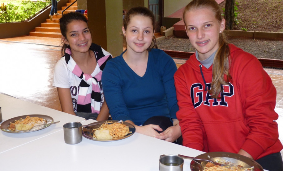 Parece um restaurante, mas é a merenda escolar do Colégio Estadual Presidente Castelo Branco, de Toledo, que agora é servida num buffet térmico. A novidade é fruto de uma parceria firmada entre o Núcleo Regional de Educação de Toledo e a Associação de Pais, Mestres e Funcionários (APMF) do colégio.