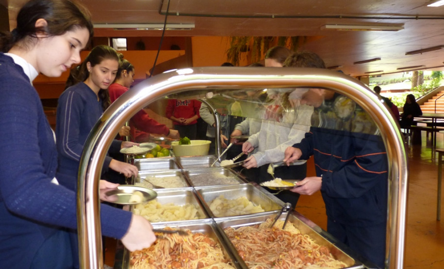 Parece um restaurante, mas é a merenda escolar do Colégio Estadual Presidente Castelo Branco, de Toledo, que agora é servida num buffet térmico. A novidade é fruto de uma parceria firmada entre o Núcleo Regional de Educação de Toledo e a Associação de Pais, Mestres e Funcionários (APMF) do colégio.