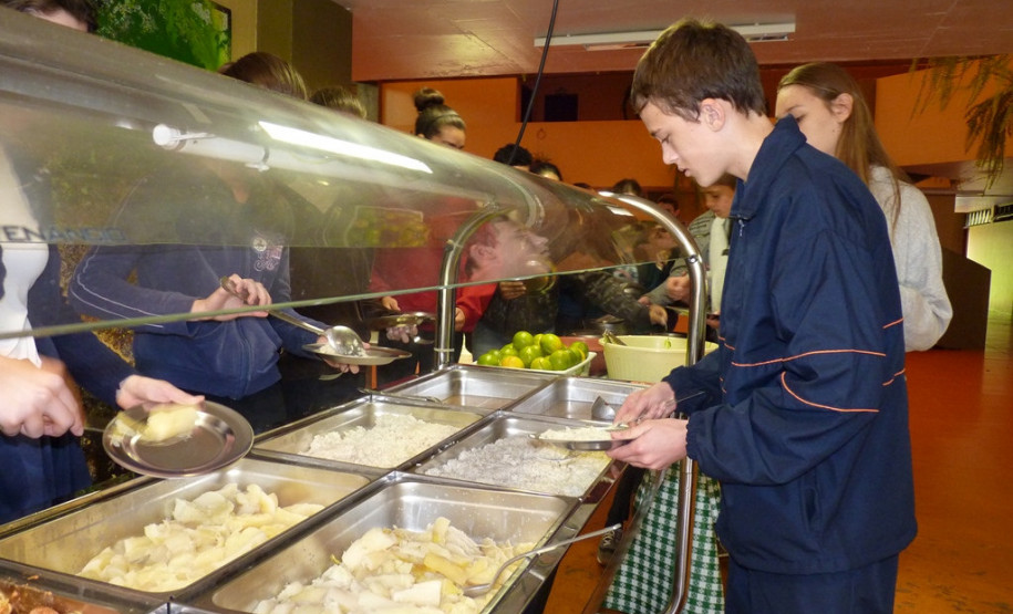 Parece um restaurante, mas é a merenda escolar do Colégio Estadual Presidente Castelo Branco, de Toledo, que agora é servida num buffet térmico. A novidade é fruto de uma parceria firmada entre o Núcleo Regional de Educação de Toledo e a Associação de Pais, Mestres e Funcionários (APMF) do colégio.