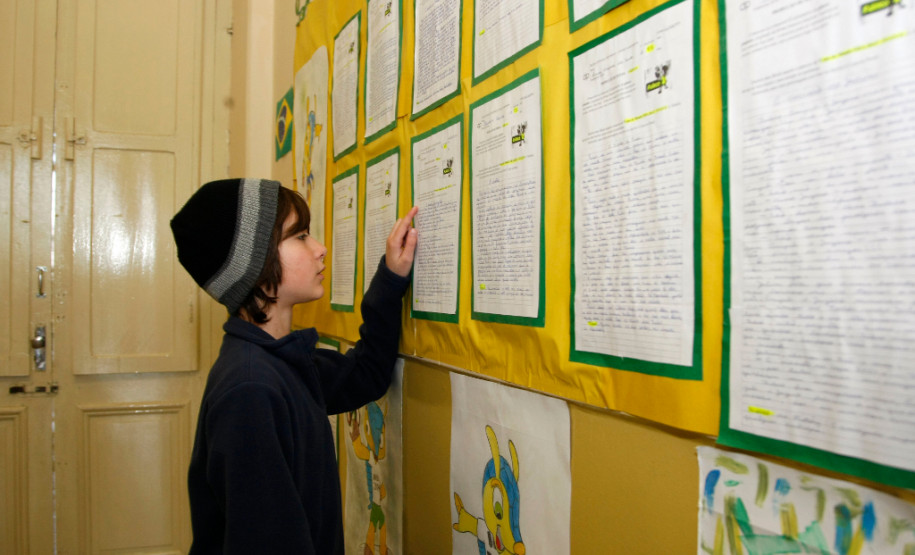 Exposição sobre a Copa do Mundo 2014 no Colegio Estadual Dom Pedro II, na foto o aluno Lucas Frison. 05-06-14.