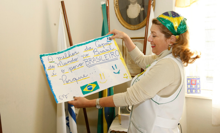 Exposição sobre a Copa do Mundo 2014 no Colegio Estadual Dom Pedro II, na foto a Diretora Ruthi Mara Tentin Moraes. 05-06-14.