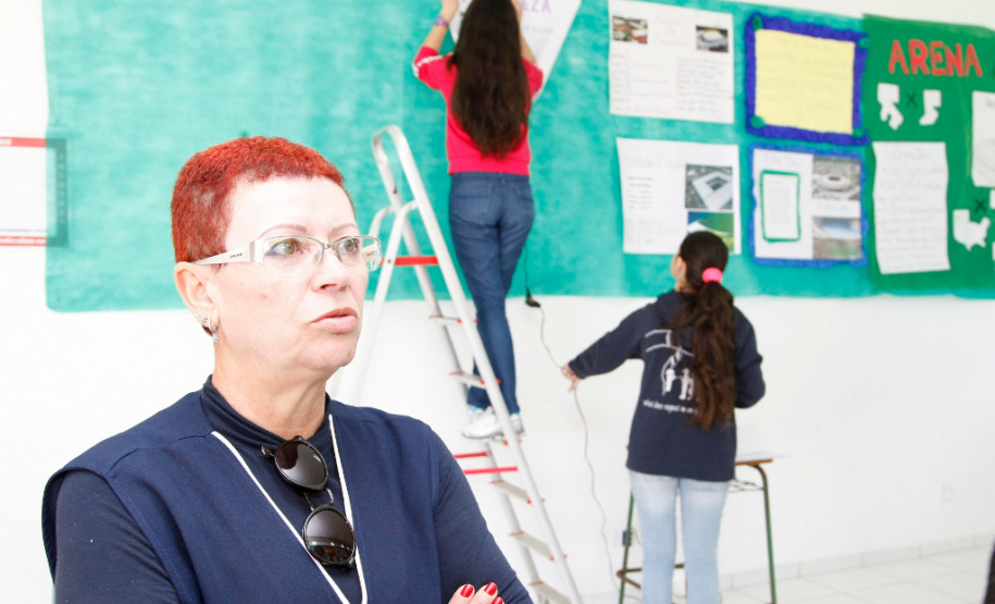 Colégio Estadual Paulo Freire na Praia de Leste, na foto a vice-diretora Benely Leal do Santos. 05-06-14.