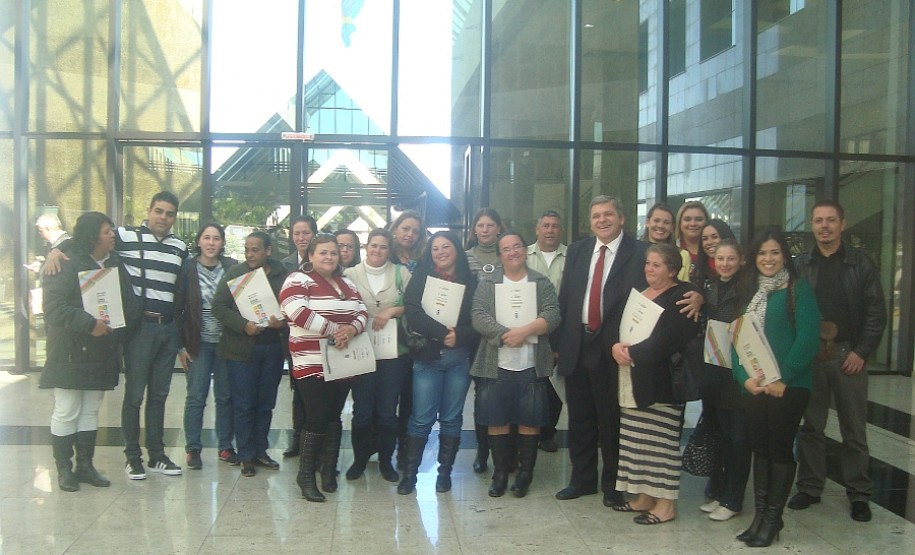 A Secretaria de Estado da Educação recebeu nessa quarta-feira (4) oito selos comemorativos por ter alcançado metas do milênio estabelecidas pela Organização das Nações Unidas (ONU). O prêmio é o resultado do trabalho desenvolvido na Vila da Cidadania, em Piraquara, na Região Metropolitana de Curitiba, com crianças e jovens em vulnerabilidade social. A premiação foi feita na Federação das Indústrias do Paraná (Fiep), em Curitiba.