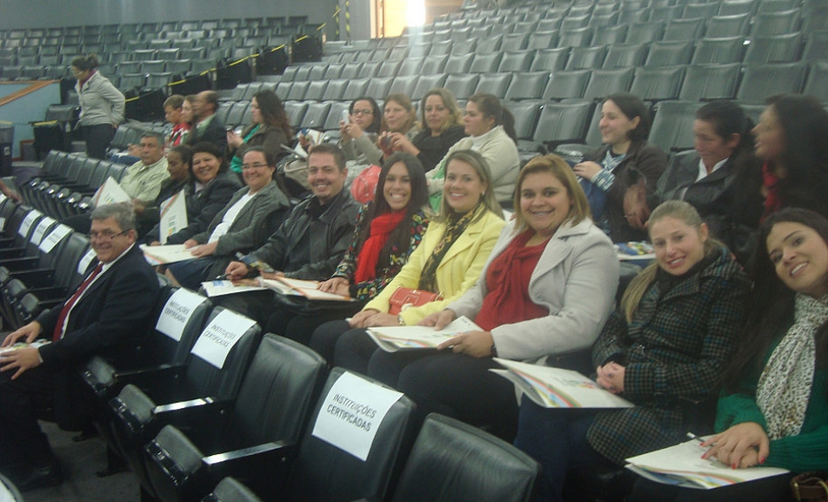 A Secretaria de Estado da Educação recebeu nessa quarta-feira (4) oito selos comemorativos por ter alcançado metas do milênio estabelecidas pela Organização das Nações Unidas (ONU). O prêmio é o resultado do trabalho desenvolvido na Vila da Cidadania, em Piraquara, na Região Metropolitana de Curitiba, com crianças e jovens em vulnerabilidade social. A premiação foi feita na Federação das Indústrias do Paraná (Fiep), em Curitiba.