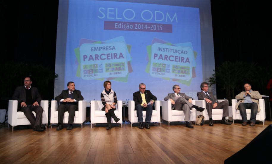 A Secretaria de Estado da Educação recebeu nessa quarta-feira (4) oito selos comemorativos por ter alcançado metas do milênio estabelecidas pela Organização das Nações Unidas (ONU). O prêmio é o resultado do trabalho desenvolvido na Vila da Cidadania, em Piraquara, na Região Metropolitana de Curitiba, com crianças e jovens em vulnerabilidade social. A premiação foi feita na Federação das Indústrias do Paraná (Fiep), em Curitiba.