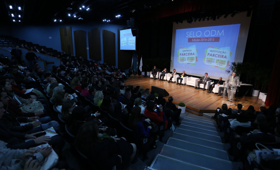 A Secretaria de Estado da Educação recebeu nessa quarta-feira (4) oito selos comemorativos por ter alcançado metas do milênio estabelecidas pela Organização das Nações Unidas (ONU). O prêmio é o resultado do trabalho desenvolvido na Vila da Cidadania, em Piraquara, na Região Metropolitana de Curitiba, com crianças e jovens em vulnerabilidade social. A premiação foi feita na Federação das Indústrias do Paraná (Fiep), em Curitiba.