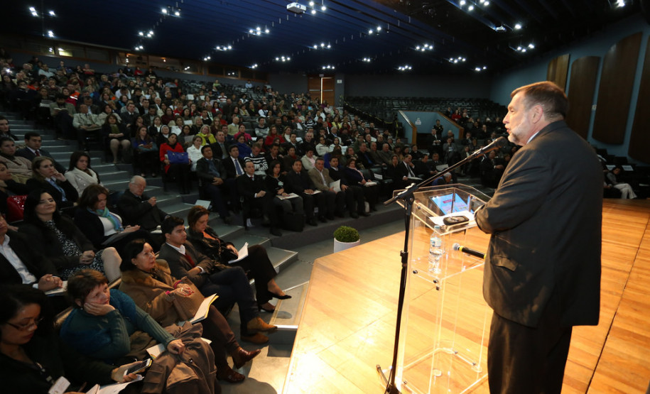 A Secretaria de Estado da Educação recebeu nessa quarta-feira (4) oito selos comemorativos por ter alcançado metas do milênio estabelecidas pela Organização das Nações Unidas (ONU). O prêmio é o resultado do trabalho desenvolvido na Vila da Cidadania, em Piraquara, na Região Metropolitana de Curitiba, com crianças e jovens em vulnerabilidade social. A premiação foi feita na Federação das Indústrias do Paraná (Fiep), em Curitiba.