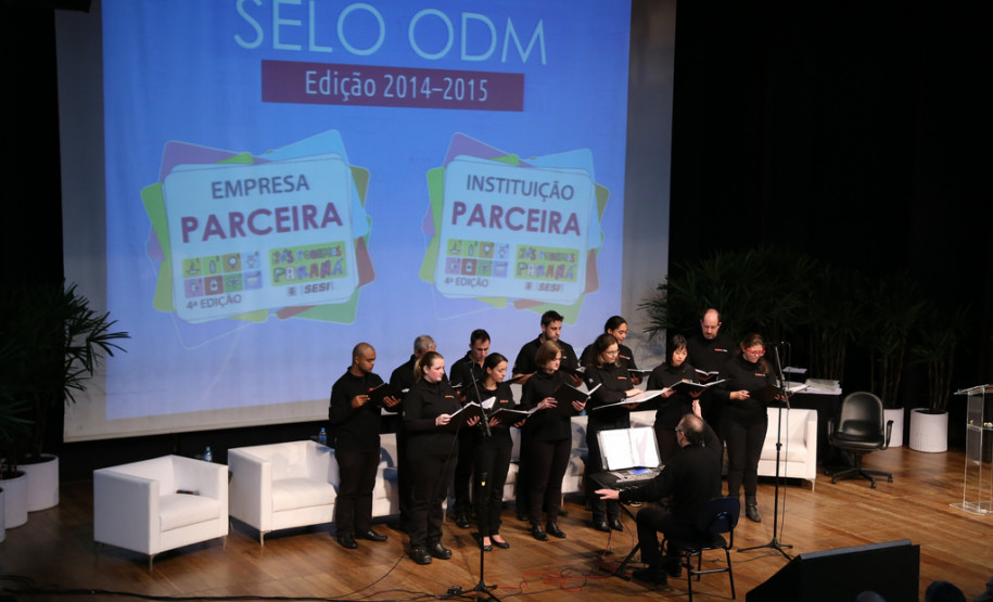 A Secretaria de Estado da Educação recebeu nessa quarta-feira (4) oito selos comemorativos por ter alcançado metas do milênio estabelecidas pela Organização das Nações Unidas (ONU). O prêmio é o resultado do trabalho desenvolvido na Vila da Cidadania, em Piraquara, na Região Metropolitana de Curitiba, com crianças e jovens em vulnerabilidade social. A premiação foi feita na Federação das Indústrias do Paraná (Fiep), em Curitiba.