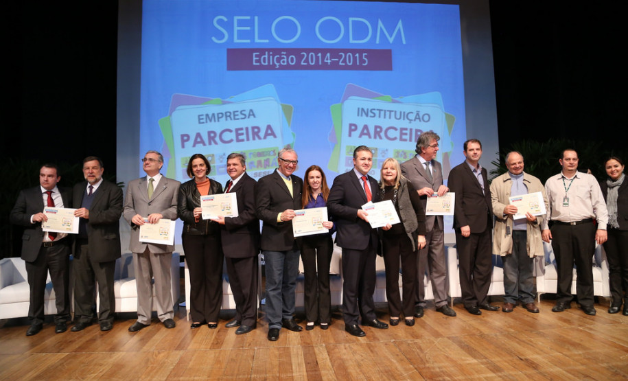 A Secretaria de Estado da Educação recebeu nessa quarta-feira (4) oito selos comemorativos por ter alcançado metas do milênio estabelecidas pela Organização das Nações Unidas (ONU). O prêmio é o resultado do trabalho desenvolvido na Vila da Cidadania, em Piraquara, na Região Metropolitana de Curitiba, com crianças e jovens em vulnerabilidade social. A premiação foi feita na Federação das Indústrias do Paraná (Fiep), em Curitiba.