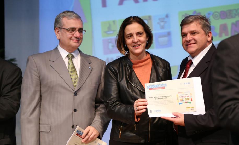 A Secretaria de Estado da Educação recebeu nessa quarta-feira (4) oito selos comemorativos por ter alcançado metas do milênio estabelecidas pela Organização das Nações Unidas (ONU). O prêmio é o resultado do trabalho desenvolvido na Vila da Cidadania, em Piraquara, na Região Metropolitana de Curitiba, com crianças e jovens em vulnerabilidade social. A premiação foi feita na Federação das Indústrias do Paraná (Fiep), em Curitiba.