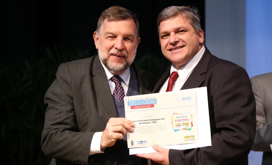 A Secretaria de Estado da Educação recebeu nessa quarta-feira (4) oito selos comemorativos por ter alcançado metas do milênio estabelecidas pela Organização das Nações Unidas (ONU). O prêmio é o resultado do trabalho desenvolvido na Vila da Cidadania, em Piraquara, na Região Metropolitana de Curitiba, com crianças e jovens em vulnerabilidade social. A premiação foi feita na Federação das Indústrias do Paraná (Fiep), em Curitiba.