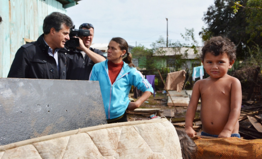 Governador Beto Richa, acompanhado do prefeito de Guarapuava, César Silvestri Filho, verifica os estragos causados pelas chuvas do fim de semana no município. 09/06/2014.