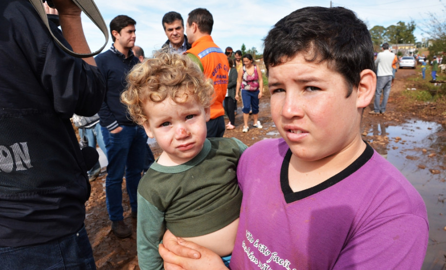 Governador Beto Richa, acompanhado do prefeito de Guarapuava, César Silvestri Filho, verifica os estragos causados pelas chuvas do fim de semana no município. 09/06/2014.