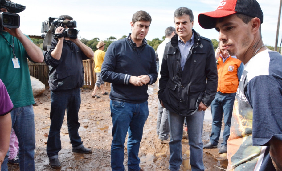 Governador Beto Richa, acompanhado do prefeito de Guarapuava, César Silvestri Filho, verifica os estragos causados pelas chuvas do fim de semana no município. 09/06/2014.