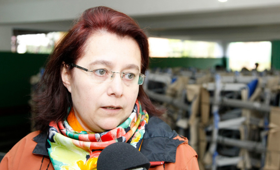 Novos mobiliários na Escola Nossa Senhora do Salete, na foto a secretaria Ligia de Lima. 06-06-14.