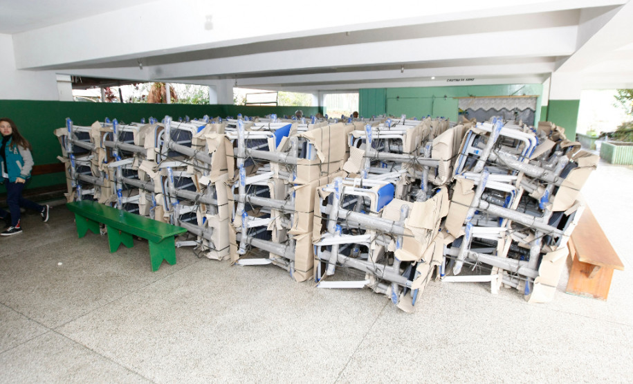 Novos mobiliários na Escola Nossa Senhora do Salete. 06-06-14.