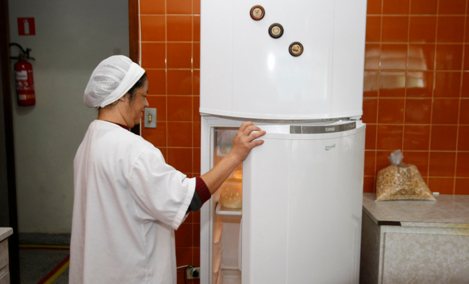 Novos mobiliários na Escola Nossa Senhora do Salete. 06-06-14.