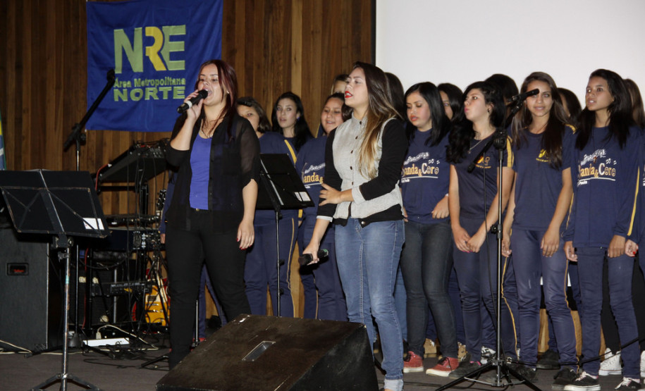 Encontro de grêmios estudantis e representantes de turmas do NRE da Área Metropolitana Norte reúne professores e alunos em Pinhais.