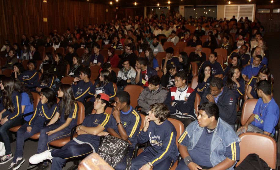 Encontro de grêmios estudantis e representantes de turmas do NRE da Área Metropolitana Norte reúne professores e alunos em Pinhais.