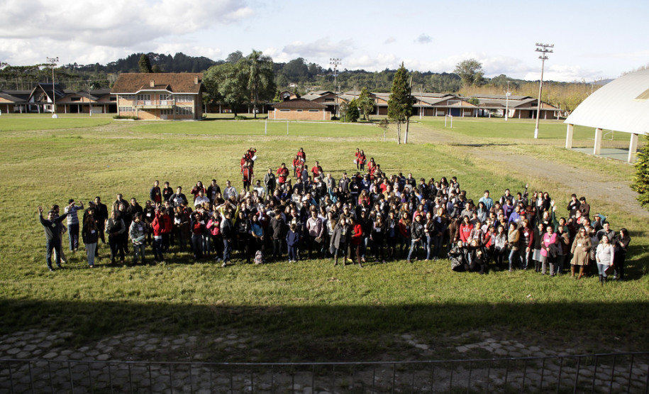 Encontro de grêmios estudantis e representantes de turmas do NRE da Área Metropolitana Norte reúne professores e alunos em Pinhais.