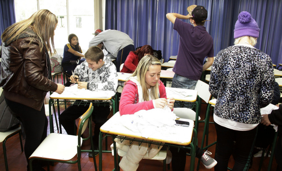 Encontro de grêmios estudantis e representantes de turmas do NRE da Área Metropolitana Norte reúne professores e alunos em Pinhais.