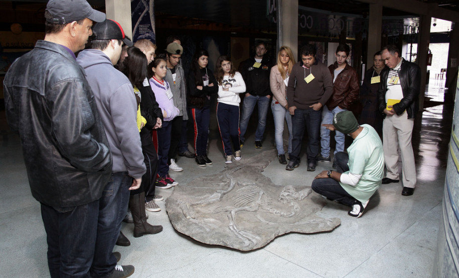 Encontro de grêmios estudantis e representantes de turmas do NRE da Área Metropolitana Norte reúne professores e alunos em Pinhais.