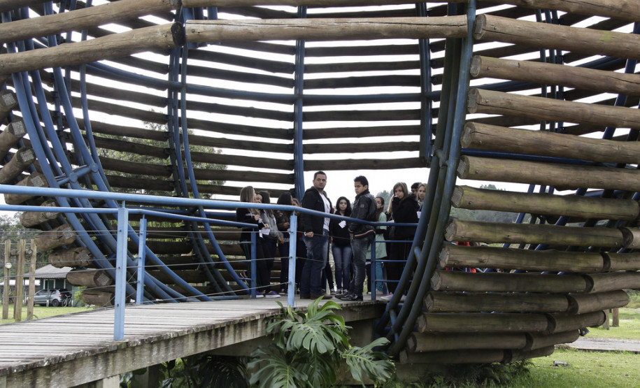 Encontro de grêmios estudantis e representantes de turmas do NRE da Área Metropolitana Norte reúne professores e alunos em Pinhais.