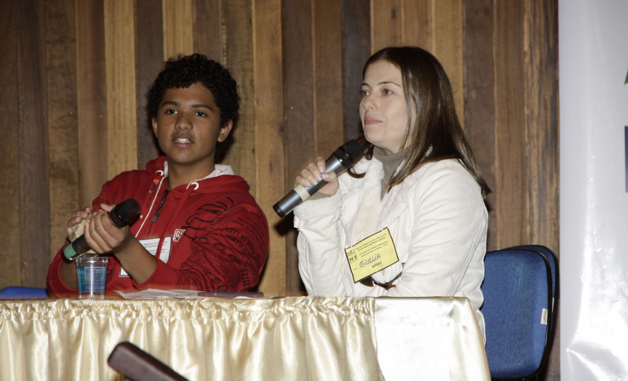 Encontro de grêmios estudantis e representantes de turmas do NRE da Área Metropolitana Norte reúne professores e alunos em Pinhais.