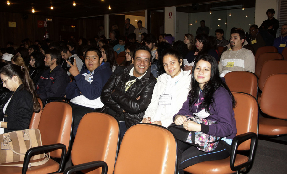 Encontro de grêmios estudantis e representantes de turmas do NRE da Área Metropolitana Norte reúne professores e alunos em Pinhais.