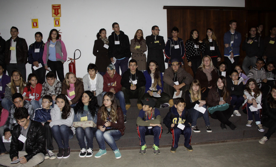 Encontro de grêmios estudantis e representantes de turmas do NRE da Área Metropolitana Norte reúne professores e alunos em Pinhais.